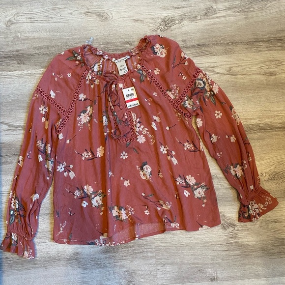 AMERICAN RAG junior lace-trimmed long sleeve top/size XS - Picture 2 of 4